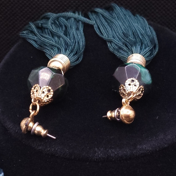 Emerald Green / Goldtone woven rope tassel necklace and green stone earrings - Picture 11 of 11